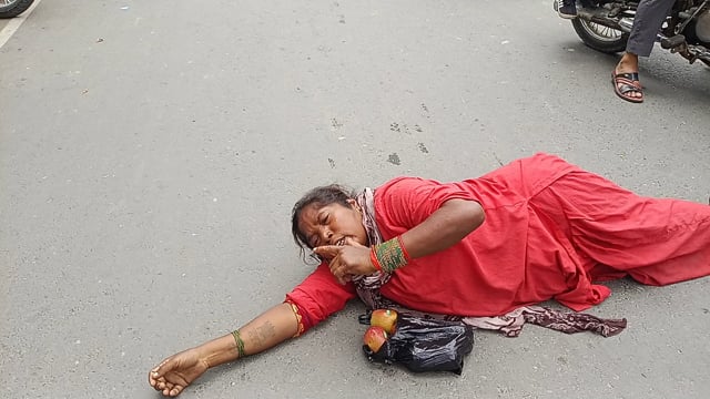 शाहजहांपुर जिला कचहरी विकास भवन के सामने महिला बीचों-बीच रोड पर लेट गई जिससे ट्रैफिक जाम हो गया