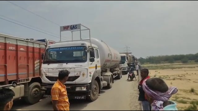 विक्रमशिला पुल संकट का असर, इंग्लिश मोड़ फुंसियां मार्ग पर 8 घंटे से भीषण जाम, जनजीवन ठप।