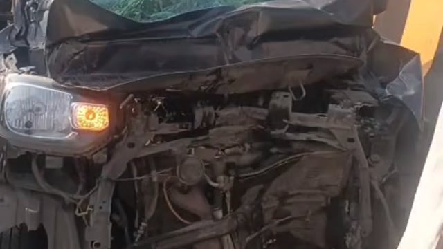 MANT-एक झपकी और मचा हड़कंप: यमुना एक्सप्रेस-वे पर तेज रफ्तार कार ट्रक में घुसी, तीन घायल”