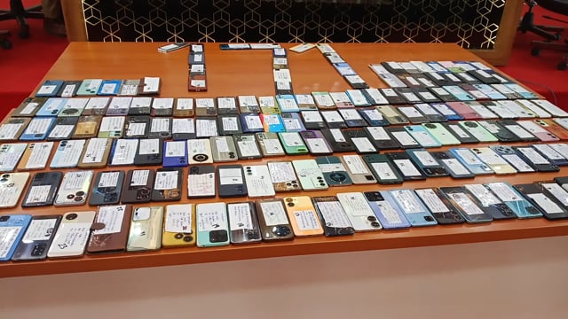 शाहजहांपुर रिजर्व पुलिस लाइन 171 फोन बरामद किए