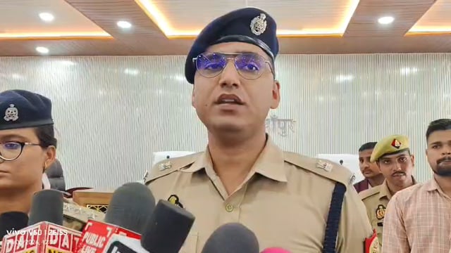 सर्विलांस टीम की बड़ी कामयाबी: 171 मोबाइल बरामद

शाहजहांपुर में सर्विलांस सेल, एसओजी और साइबर हेल्प डेस्क की संयुक्त टीम ने सराहनीय कार्य करते हुए 171 खोए/चोरी हुए मोबाइल फोन (करीब 40 लाख रुपये कीमत) बरामद कर उनके असली मालिकों को सौंप दिए। इस संबंध में अपर पुलिस अधीक्षक (नगर) ने टीम के प्रयासों की सराहना की।