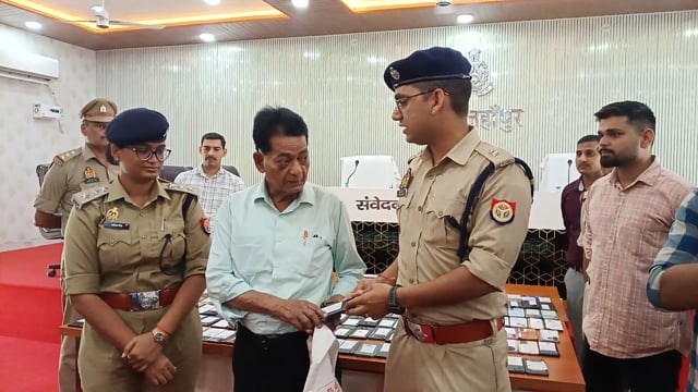 सौरभ दीक्षित ने सभी को मोबाइल दिए मोबाइल  सभी लोग सौरभ दीक्षित को धन्यवाद का