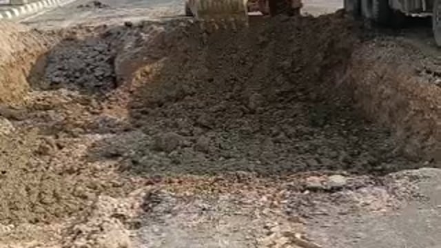 बिहार ब्लॉक के रामदासपट्टी में रामवनगमन मार्ग चालू होने केपहलेधसा खबर चलने के बाद जागाठेकेदार शुरू कराया मरम्त का कार्य,