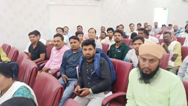 सभी को रिजर्व पुलिस लाइन बुला के सौरभ दीक्षित जी ने मोबाइल सभी को सौंप दिए