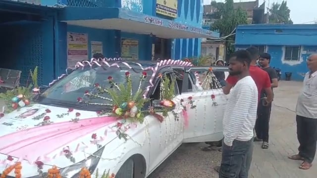 बेटी बनी खुशियों की वजह, दुल्हन सी सजी कार में नन्ही लक्ष्मी का हुआ भव्य स्वागत।