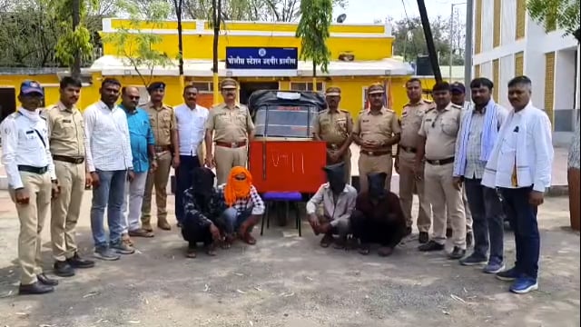 उदगीर ग्रामीण पोलिसांची धडाकेबाज कारवाई घरफोडी करणाऱ्या अट्टल चोरांच्या आवळल्या मुसक्या