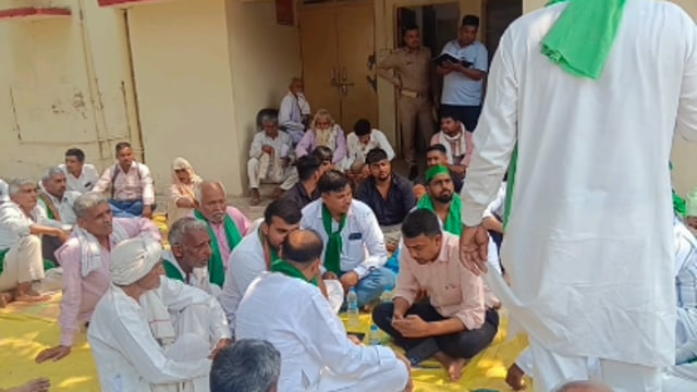 MANT-  तहसील में किसानों का प्रदर्शन, 8 सूत्रीय ज्ञापन सौंपा,एस,डी,एम -दीपका मेहर,,