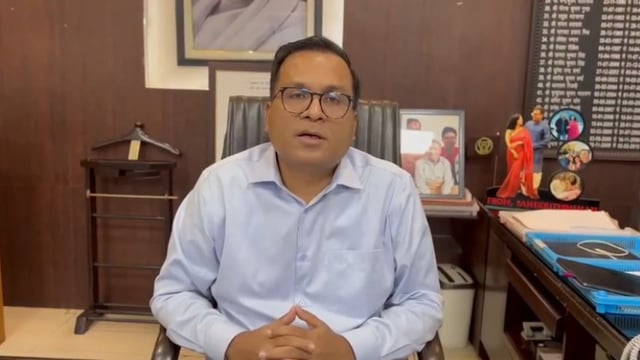 शाहजहांपुर में जनगणना-2027 का पहला चरण शुरू, 7 से 21 मई तक स्व-गणना का अवसर

शाहजहांपुर। भारत की जनगणना-2027 के पहले चरण के तहत जिले में मकान सूचीकरण एवं गणना (HLO) का कार्य 22 मई 2026 से 20 जून 2026 तक किया जाएगा। इससे पहले नागरिकों को 7 मई से 21 मई 2026 तक स्व-गणना (Self Enumeration) का अवसर प्रदान किया गया है।

पोर्टल https://se.census.gov.in⁠� उपलब्ध है, जहां हिंदी, अंग्रेजी समेत 14 क्षेत्रीय भाषाओं में सुविधा दी गई है।