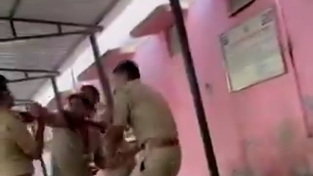 ➡️.....पहली बार तेरे मंदिर में आया हूं हे राम..."
वाराणसी में नशे में धुत्त एक होमगार्ड 'क्रोध' फिल्म का ये गाना गाते पकड़ा गया.
होमगार्ड भाई दिन में ही भयंकर लगा लिए थे, इसके बाद अस्पताल में जाकर बमचक काट दिए.

📍यूपी