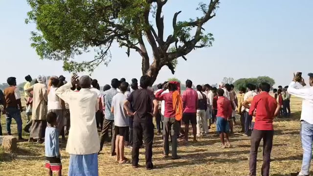 शादी से एक दिन पहले प्रेमी संग फंदे पर झूली दुल्हन, दोनों के शव एक ही रस्सी से लटके मिले
शाहजहांपुर: जिले के थाना परौर क्षेत्र के कुबेरपुर गांव में बुधवार सुबह एक दिल दहला देने वाली घटना सामने आई। शादी से एक दिन पहले 19 वर्षीय युवती ने अपने प्रेमी के साथ फांसी लगाकर आत्महत्या कर ली। दोनों के शव गांव से करीब 500 मीटर दूर आम के बाग में एक ही रस्सी से पेड़ पर लटके मिले।