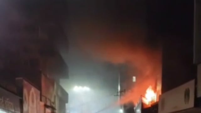 कोल्हापूर पापाची तिकट्टी येथील चप्पल लाईन मधील दोन  दुकानला मध्यरात्री आग लागून लाखो रुपयांचे नुकसान.