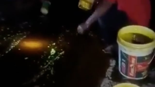 .➡️....यूपी: हाथरस में सरसों तेल से भरा ट्रक पलटा, खेतों में बहा तेल, लोग बर्तनों में भरकर ले गए