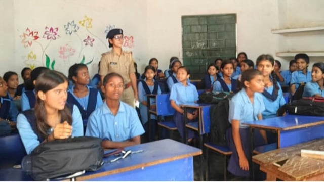 बांका के स्कूलों में पहुंची अभया ब्रिगेड, छात्रों को साइबर अपराध और महिला सुरक्षा का पढ़ाया गया पाठ!
