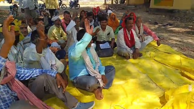 दूसरे का मुकदमा लगा कर,जिलाबदर करने का आरोप,ग्रामीणों ने दिया धरना