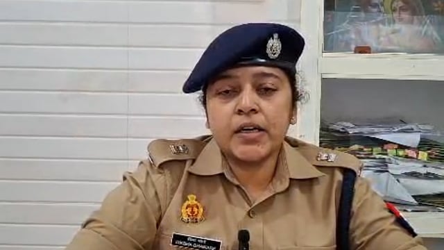 एयरगन से बालक को घायल करने वाला युवक हिरासत में, पुलिस जांच जारी

शाहजहांपुर के थाना तिलहर क्षेत्र के ग्राम कपसेड़ा में एक मुस्लिम युवक द्वारा एयरगन से बालक को घायल किए जाने का मामला सामने आया है। घटना के बाद पुलिस ने तत्काल कार्रवाई करते हुए आरोपी युवक को हिरासत में लेकर जांच शुरू कर दी है। अपर पुलिस अधीक्षक (ग्रामीण) ने बताया कि मामले में विधिक कार्रवाई की जा रही है और क्षेत्र में शांति व्यवस्था कायम है।