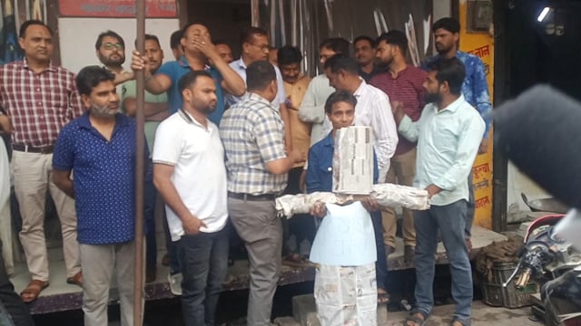 व्यापारियों ने महंगाई गैस सिलेंडर के बढ़ते दाम को लेकर पुतला दहन किया