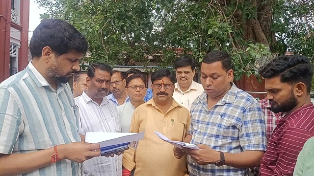शाहजहांपुर में कलेक्टर ऑफिस में व्यापार मंडल के सिटी मजिस्ट्रेट को ज्ञापन दिया