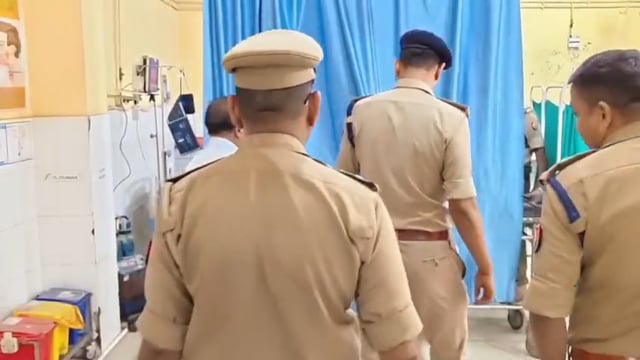 थाना सुरीर क्षेत्र लूटकांड के आरोपी बदमाशों की पुलिस मुठभेड़ में हुई मौत के बाद जिला अस्पताल पहुंचे एसएसपी श्लोक कुमार 