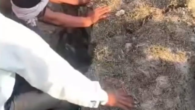  मिट्टी की ढाई में महिलाएं दवी ग्रामीणों ने जेसीबी की मदद से निकला हालत गंभीर वीडियो हुआ वायरल