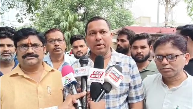 सिटी मजिस्ट्रेट को ज्ञापन देने के बाद प्रेस वार्ता करते सलाउद्दीन उद्योग व्यापार मंडल शाहजहांपुर