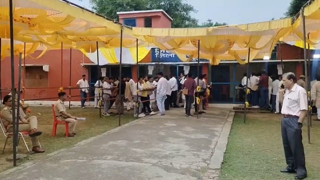 शाहजहांपुर कटरा उपचुनाव: चौथा राउंड, दो राउंड शेष
मतगणना के दौरान कुल 10133 मतों की गणना की गई, जिनमें 321 मत निरस्त घोषित किए गए।
भाजपा की सोनम गुप्ता को कुल 3003, 
ऑल इंडिया ब्लॉक फारवर्ड पार्टी की प्रत्याशी पूजा कसाना को 3268 मत, 
कांग्रेस पार्टी के प्रत्याशी वाजिद को 2495 वोट समाजवादी पार्टी के प्रत्याशी भरत को 392 सर्वदेव अहमद को 176, अब्दुल समद को 193, रचना को 68, रजी अहमद को 69 वसीम को 52 मत वहीं नोटा में 96मत पड़े।
