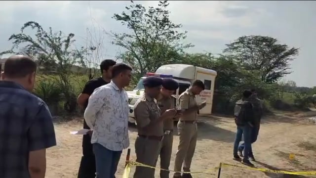 मथुरा के टैटीगांव में हुई डकैती व लूटकांड के हथियार बंद दो बदमाश पुलिस मुठभेड़ में हुए ढेर, बाबरिया गैंग से जुड़े थे दोनों खूंखार किस्म के बदमाश,

23 अप्रैल को व्यापारी के घर में दिया था डकैती की घटना को अंजाम, परिवार को बंधक बनाकर लाखों की नगदी और सोने चांदी के आभूषण लेकर हो गए थे फरार।

#mathurapolice #Sspmathura #SSPMathura