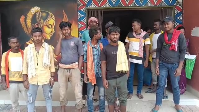 सफाई कर्मी से मारपीट के बाद भड़के सफाई कर्मियों ने काम बंद कर जताया विरोध।