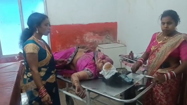 शादी समारोह में जा रही महिला बाइक से गिरकर गंभीर रूप से घायल, भागलपुर रेफर।
