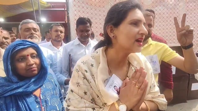 शाहजहांपुर कटरा नगर पंचायत चुनाव जीतने के बाद मीडिया का धन्यवाद 

कटरा नगर पंचायत अध्यक्ष पद पर निर्दलीय प्रत्याशी पूजा कसाना ने करीब 500 वोटों से शानदार जीत दर्ज की। जीत के बाद पूजा कसाना ने क्षेत्र की जनता, समर्थकों और मीडिया का आभार जताते हुए कहा कि यह जीत कटरा की जनता के विश्वास और सहयोग की जीत है। उन्होंने निष्पक्ष कवरेज के लिए मीडिया का विशेष धन्यवाद दिया।