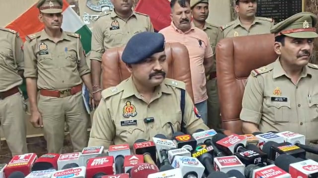 मेरठ *थाना ब्रहमपुरी पुलिस द्वारा अंतर्जनपदीय अवैध शस्त्र सप्लाई व अवैध हथियारों की खरीद-फरोख्त करने वाले अभियुक्त को गिरफ्तार किया गया, कब्जे से अवैध पिस्टल, तमंचे, कारतूस व नगदी बरामदगी के सम्बन्ध में पुलिस अधीक्षक, नगर मेरठ द्वारा बाईट।*