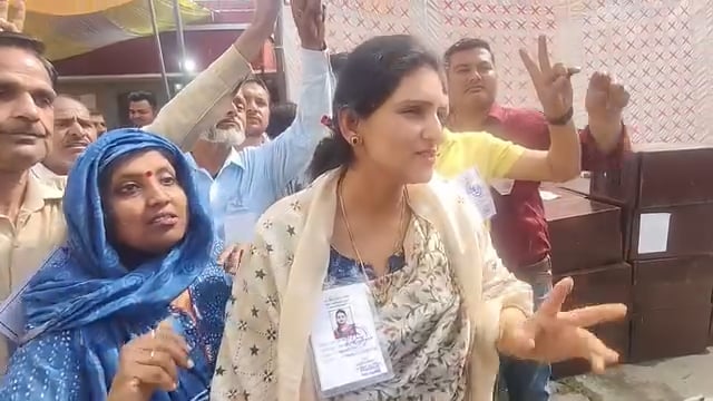 अध्यक्ष पद के उपचुनाव में फारवर्ड ब्लाक पार्टी की प्रत्याशी पूजा कसाना ने भाजपा की प्रत्याशी सोनम गुप्ता को अध्यक्ष पद क