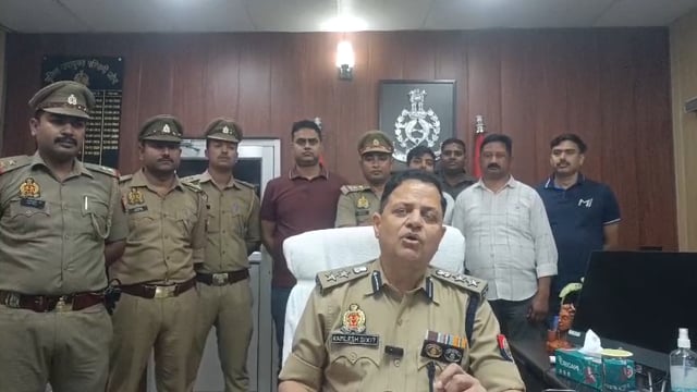 ➡️......राजधानी लखनऊ के थाना वजीरगंज क्षेत्र के अंतर्गत लूट झपटमारी का सफल अनावरण करते हुए DCP पश्चिम की बाइट!!