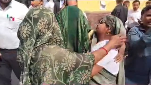  MANT-मांट रजिस्ट्री ऑफिस बना रणक्षेत्र: प्लॉट के बैनामे पर पति-पत्नी में हाईवोल्टेज ड्रामा, पुलिस के सामने ही मारपीट,,