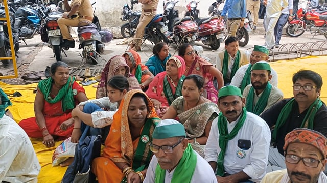 भाकियू (अराजनैतिक) ने किया चकबंदी आयुक्त कार्यालय का घेराव, लिखित आश्वासन के बाद धरना समाप्त