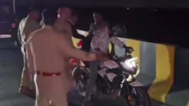 पानीगांव यमुना पुल पर हमलावरों ने युवक को मारी गोली, ज़मीन  को लेकर बताया जा रहा है विवाद।

#SspMathura #mathurapolice #UPPolice