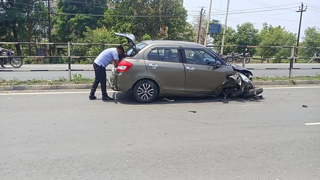 बरेली से आ रही गाड़ी पत्थर से टकरा गई शाहजहांपुर जा रहे थे तिलहर पेट्रोल पंप के सामने हुआ हादसा