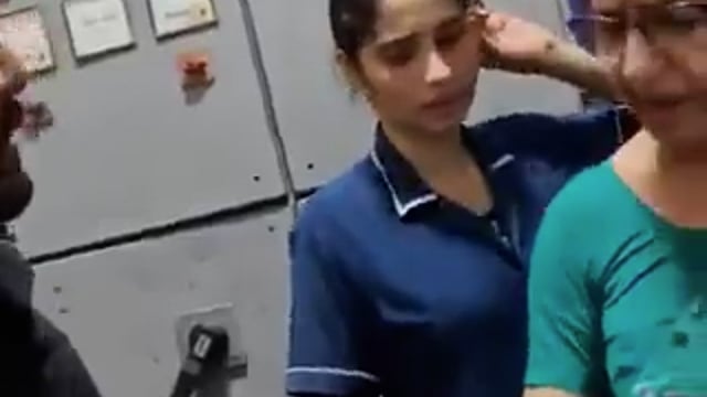 दिल्ली - निजी अस्पताल में दवाइयों की कीमत को लेकर हंगामे का वीडियो वायरल

आरोप है कि 1300 रुपये की दवा मरीज को 5100 रुपये में दी जा रही थी। विरोध करने पर मरीज और महिला डॉक्टर के बीच बहस हो गई

वीडियो राजधानी दिल्ली के एक निजी अस्पताल का बताया जा रहा है