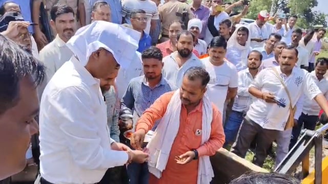 भैंसी नदी पुनर्जीवन अभियान शुरू, 15 दिन में दूसरी धारा की खुदाई का लक्ष्य

शाहजहांपुर में जिलाधिकारी धर्मेंद्र प्रताप सिंह ने भैंसी नदी पुनर्जीवन अभियान का शुभारंभ किया। बंडा क्षेत्र में नदी की दूसरी धारा की करीब 25 किलोमीटर खुदाई शुरू कराई गई है, जिसे 15 दिनों में पूरा करने का लक्ष्य रखा गया है। अभियान के तहत वृक्षारोपण और जल संरक्षण पर भी जोर दिया गया।