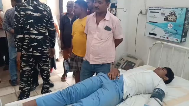 स्कूटी से गिरा छात्र , पैर पर चढ़ा पिकअप वाहन।
