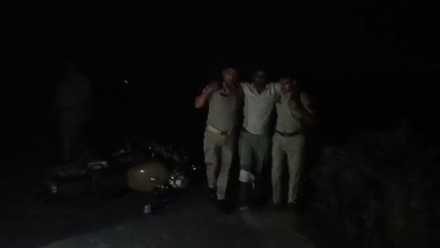 पत्नी के अवैध संबंध के शक में युवक को गोली मारने वाला अभियुक्त मुठभेड़ में गिरफ्तार
शाहजहाँपुर। थाना जलालाबाद पुलिस ने हत्या के प्रयास के मामले में वांछित एक अभियुक्त को पुलिस मुठभेड़ के दौरान गिरफ्तार कर लिया। आरोपी ने पुलिस टीम पर फायरिंग की, जिसमें एक सिपाही घायल हो गया, जबकि जवाबी कार्रवाई में आरोपी के पैर में गोली लगी।
पुलिस के अनुसार, वादी की तहरीर पर मु0अ0सं0 180/2026 धारा 109(1) बीएनएस के तहत मामला दर्ज किया गया था, जिसमें अज्ञात व्यक्ति द्वारा वादी के पुत्र को जान से मारने की नीयत से गोली मारने की घटना सामने आई थी। विवेचना के दौरान अवनीश सिंह निवासी ग्राम सैदपुर, थाना कांट का नाम प्रकाश में आय
