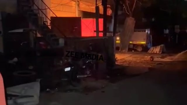 गाजियाबाद में AC सर्विस सेंटर में देर रात आग लगी, AC में भरी जाने वाली गैस के सिलेंडरों और कंप्रेसरों में ब्लास्ट होने से आग तेजी से फैल गयी, ब्लास्ट का लाइव वीडियो आग लगने से एक की मौत हो गयी