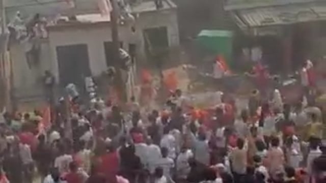 ▶️.....हापुड़: भयंकर बवाल...*
  महाराणा प्रताप की जयंती पर शोभा यात्रा निकल रही थी. इसी दौरान जमकर पथराव और तोड़फोड़ हुआ....
  पुलिस के मुताबिक, शोभा यात्रा में शामिल कुछ लोग गुटखा खरीदने एक दुकान पर गए, यहीं विवाद हुआ, फिर बवाल बढ़ गया...