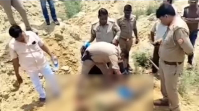 प्लाॅट के अंदर जमीन में दफना मिला एमपी के युवक का शव, मामा मामी परिवार समेत हुए फरार।
#DIGRangeAgra #SspMathura