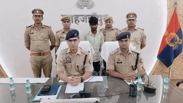 बरामदगी –
आला कत्ल एक अदद लोहे का पाइप
पूछताछ का विवरण –
अभियुक्त ने पूछताछ में बताया कि वह एक युवती से प्रेम करता था और उससे विवाह करना चाहता था। इसी दौरान मृतक हरिओम द्वारा उसकी प्रेमिका से बातचीत की जाने लगी, जिससे वह आक्रोशित हो गया।
दिनांक 07.05.2026 को अभियुक्त ने मृतक को बातचीत के बहाने गुरूराज सिंह के यूकेलिप्टिस के बाग में बुलाया। वहां दोनों के बीच विवाद हुआ, जिसके बाद अभियुक्त ने लोहे की पाइप से मृतक के सिर पर कई वार कर उसकी हत्या कर दी और मौके से फरार हो गया।