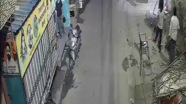 लखनऊ: 
*लखनऊ में भाजपा युवा मोर्चा नेता को गोली मारने से हड़कंप।*
सड़क पर खड़े चेतन तिवारी को युवक ने मारी गोली।