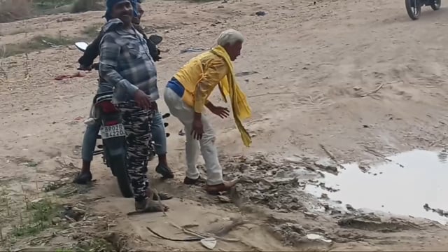 तिलैया नदी पर पुल निर्माण नहीं होने से राहगीर परेशान, रोज फस रहे वाहन