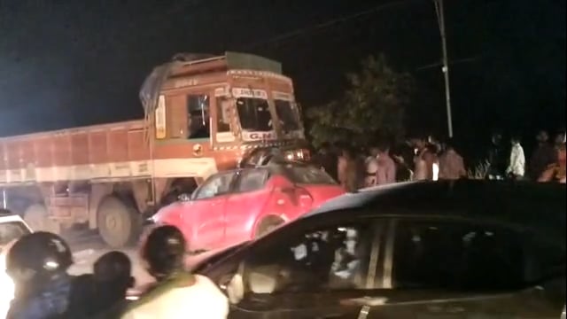 बामणी पाटी जवळ कार ट्रकखाली घुसली कार मधील एक जण ठार
