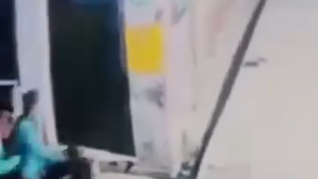 एटा में दिनदहाड़े महिला के साथ लूटपाट करने का सीसीटीवी वीडियो सोशल मीडिया पर वायरल महिला ने डटकर मुकाबला किया बदमाशों का