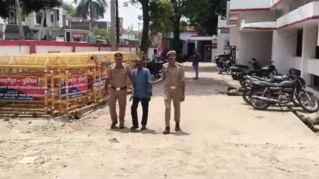 निगोही पुलिस का बड़ा खुलासा: बंद मकानों में चोरी की 3 घटनाओं का पर्दाफाश, शातिर चोर गिरफ्तार
शाहजहांपुर, 11 मई 2026।
जनपद शाहजहांपुर के थाना निगोही पुलिस ने सराहनीय कार्य करते हुए बंद मकानों में हुई तीन चोरी की घटनाओं का सफल खुलासा किया है। पुलिस ने एक शातिर अभियुक्त को गिरफ्तार कर उसके कब्जे से चोरी के जेवरात, नकदी, औजार और घटना में प्रयुक्त मोटरसाइकिल बरामद की है।
पुलिस अधीक्षक सौरभ दीक्षित के निर्देश पर चलाए जा रहे अपराध नियंत्रण अभियान के तहत अपर पुलिस अधीक्षक नगर एवं क्षेत्राधिकारी सदर के पर्यवेक्षण में यह कार्रवाई की गई।
कैसे हुई गिरफ्तारी
10 मई की रात थाना निगोही पुलिस टीम क्षेत्र में गश्त और चेकिंग कर रही थी। इसी दौरान पैतापुर तिराहे के पास मुखबिर से सूचना मिली कि हाल ही में हुई चोरी की घटनाओं में शामिल अभियुक्त फिर से वारदात करने आ रहा है। सूचना के आधार पर पुलिस ने घेराबंदी कर 11 मई को तड़के करीब 00:33 बजे आरोपी को गिरफ्तार कर लिया।