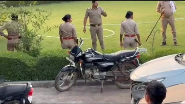 बरसाना में बवाल: सुप्रीम कोर्ट के अधिवक्ता को बंधक बनाने का आरोप, पुलिस ने छुड़ाया

#MYogiAdityanath #SspMathura #DIGRangeAgra #UPPolice
